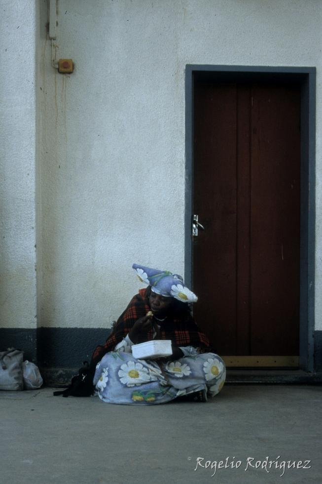 En Kamanjab. Estas mujeres llevan la misma vestimenta que llevaban cuando servían a los misioneros alemanes en el siglo diez y nueve